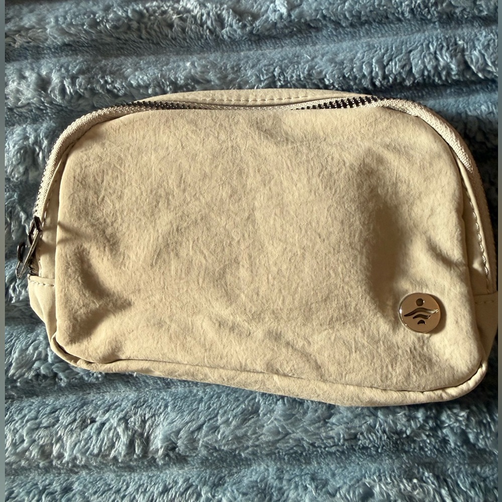 Halara- Gray bum pouch with silver accents- small